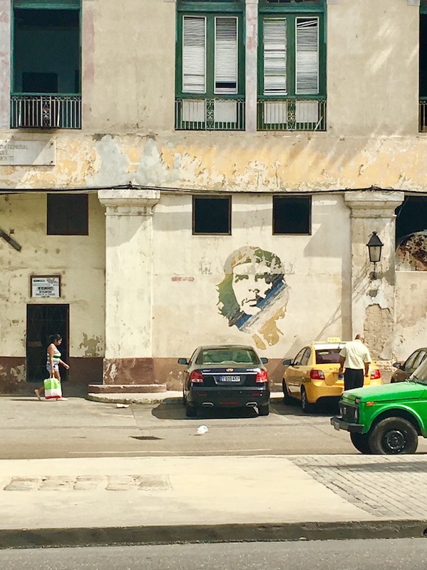A Che Guevara mural on the side of Cuban building